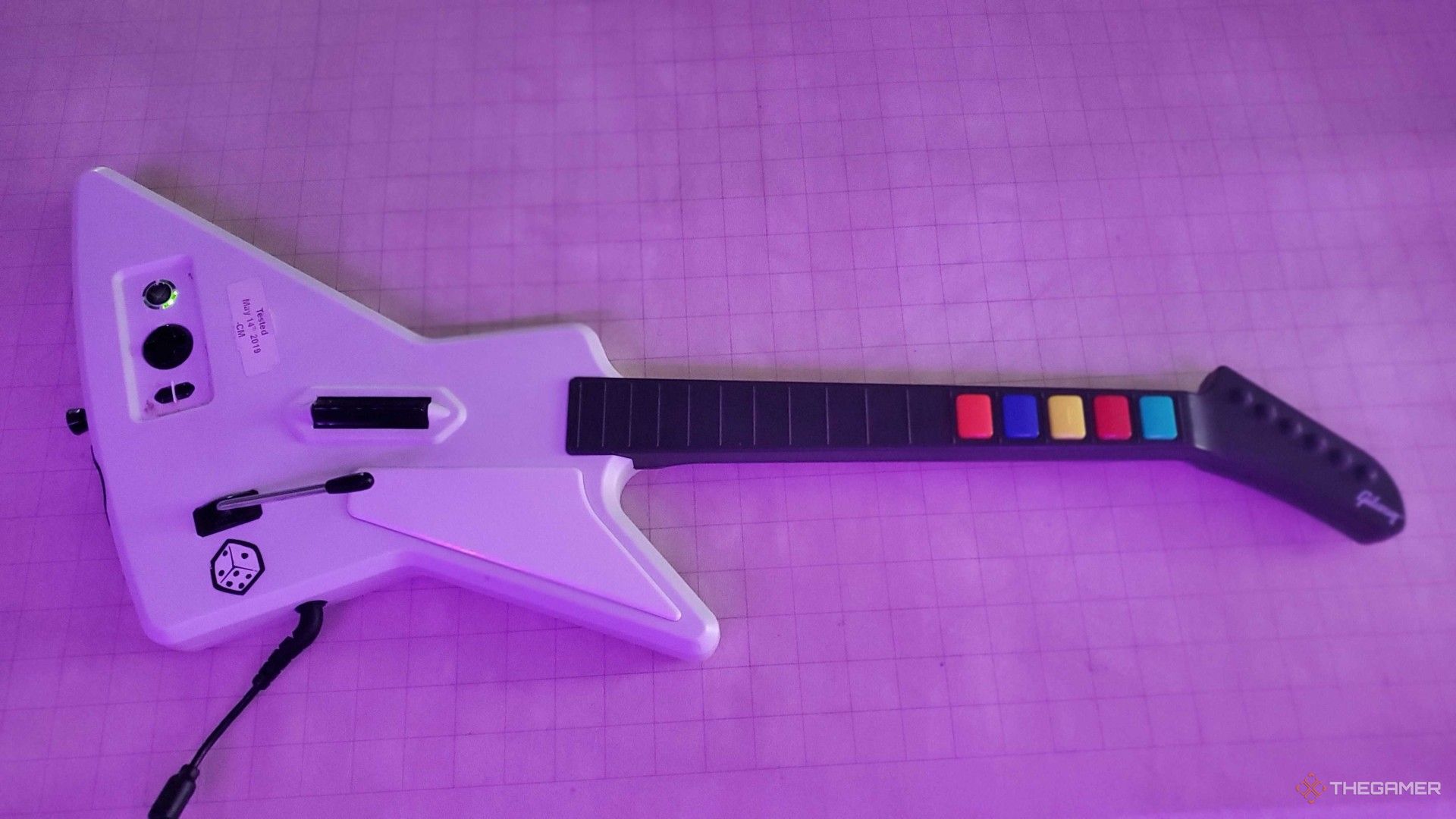El controlador de guitarra Xbox 360 Xplorer para Guitar Hero y Fortnite Festival.