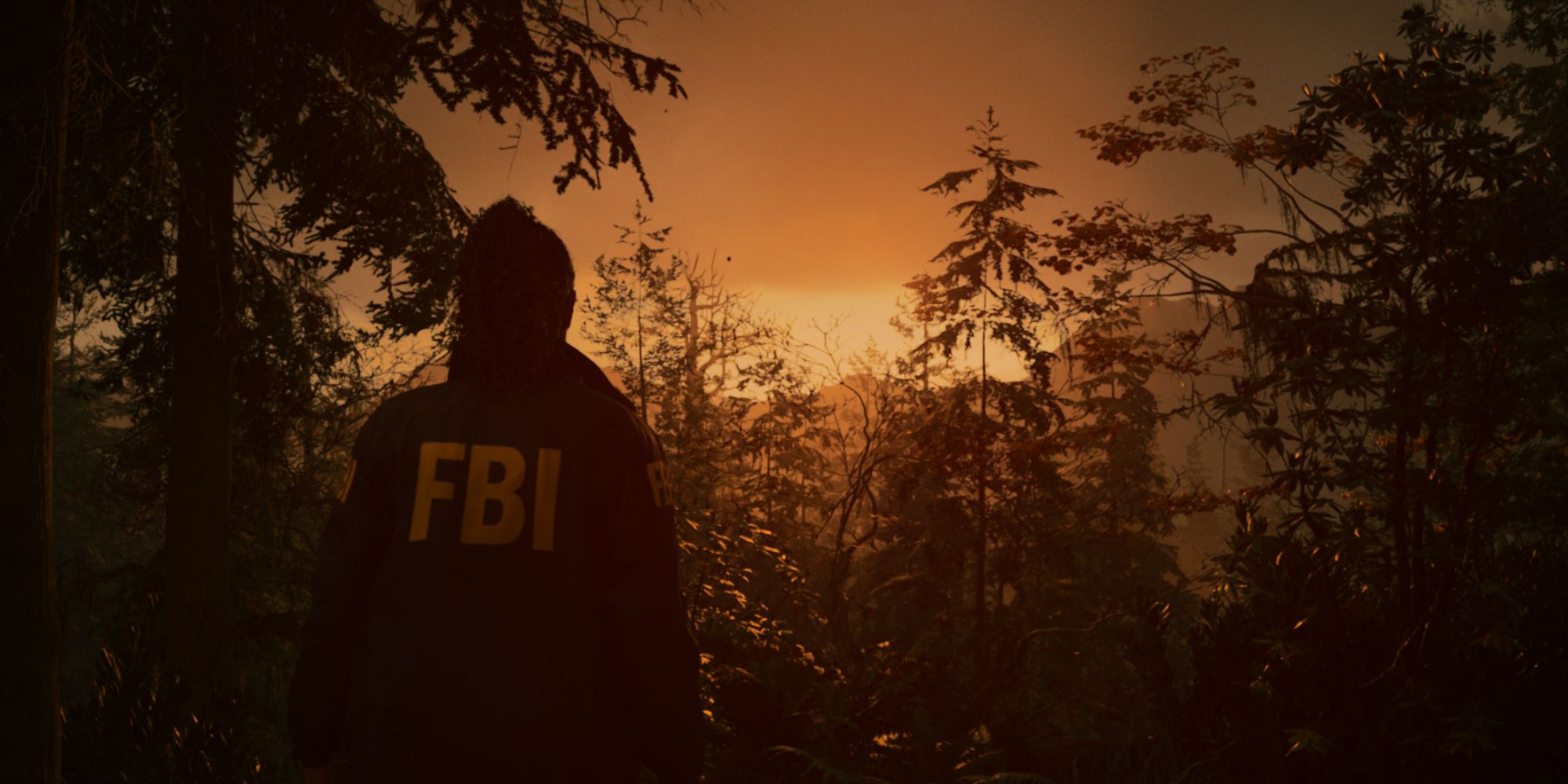 Saga Anderson observa la puesta de sol sobre el lago Cauldron en Alan Wake 2