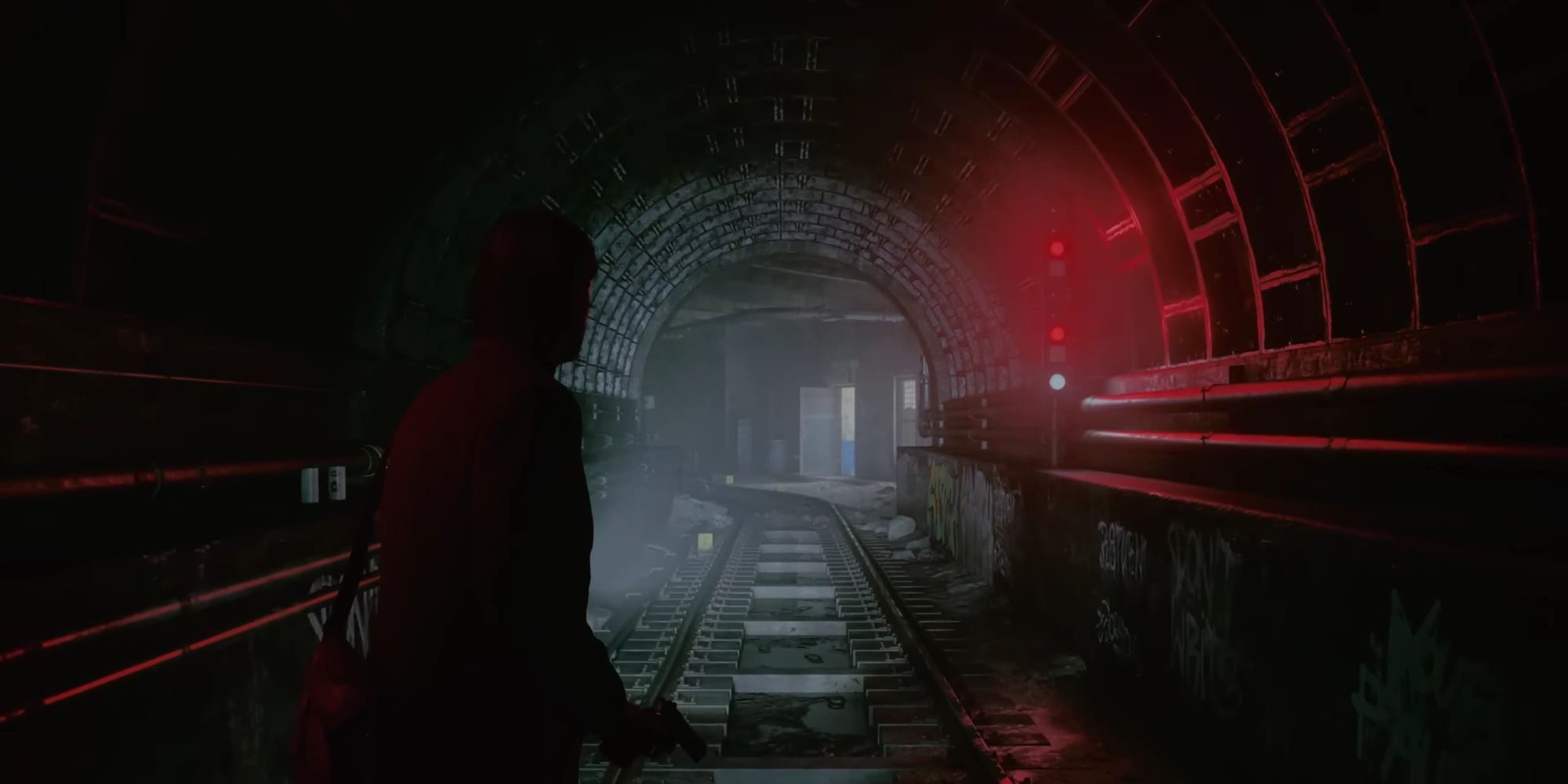Un jugador caminando por los túneles del metro en Alan Wake 2