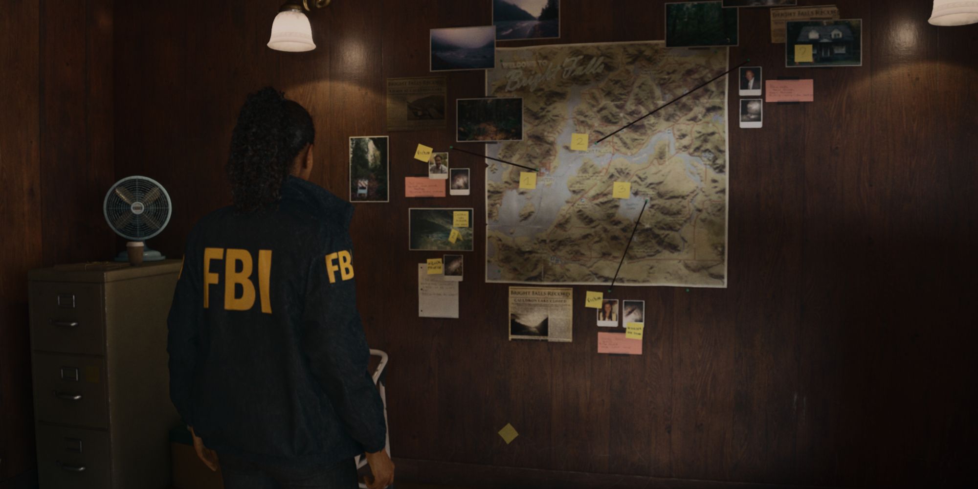 Saga Anderson examina el tablero del caso en la oficina de campo del FBI en Alan Wake 2