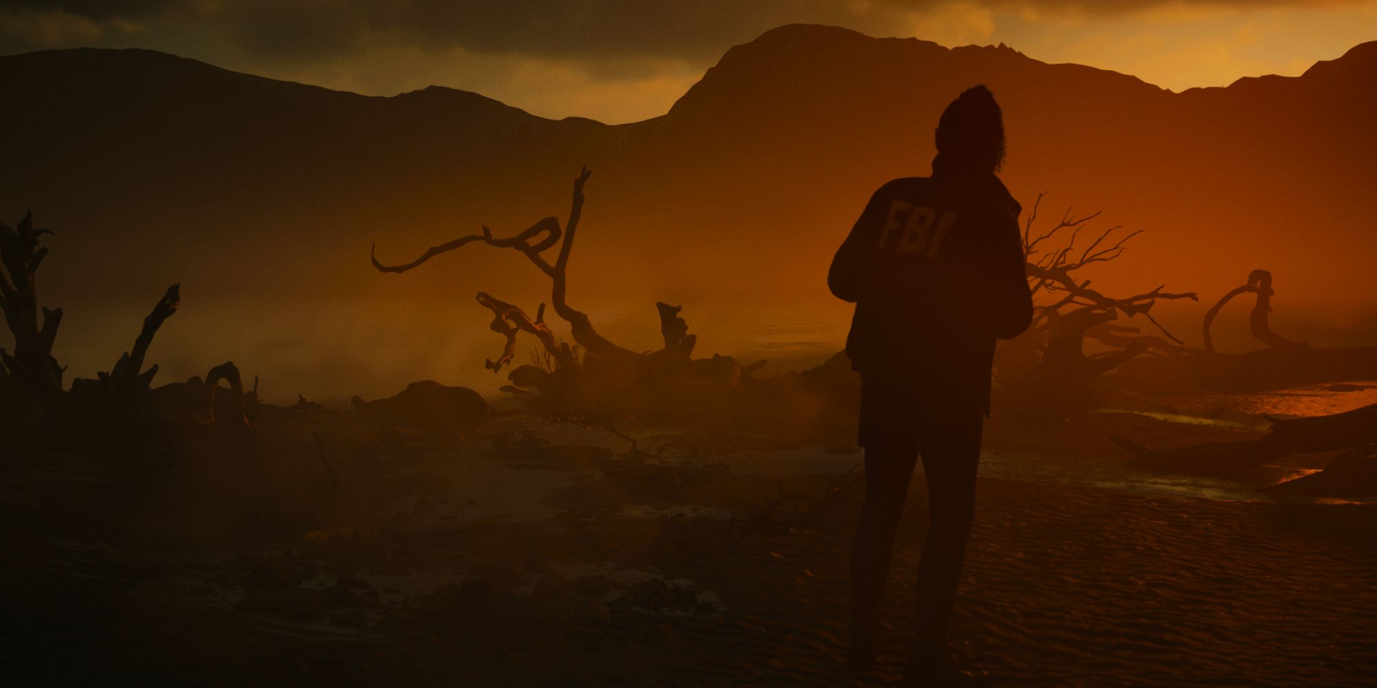 Saga Anderson cerca del lago Cauldron al atardecer después de su batalla con Nightingale en Alan Wake 2