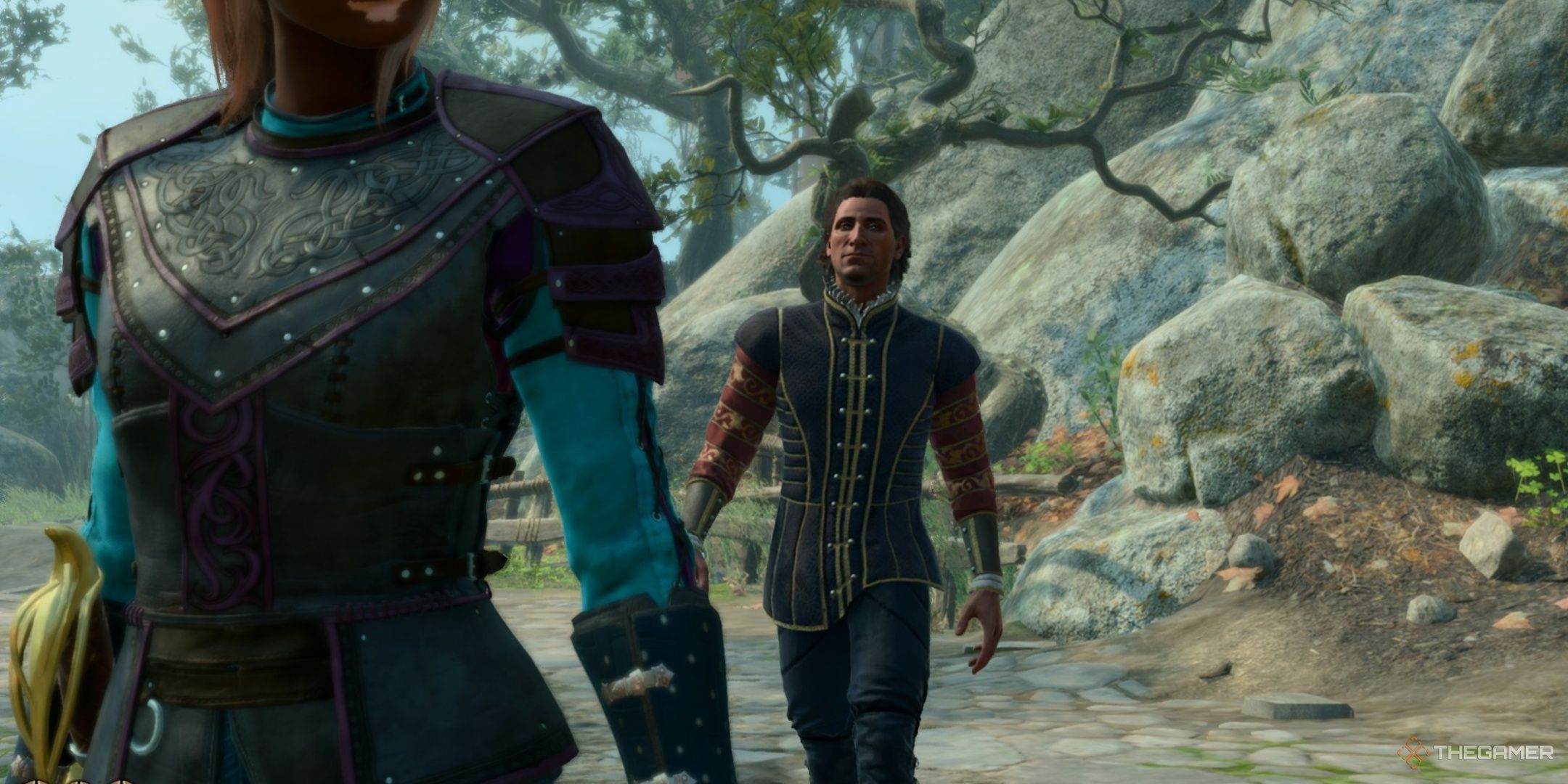 Raphael con su disfraz humano caminando hacia Tav por un camino adoquinado en Baldur's Gate 3.