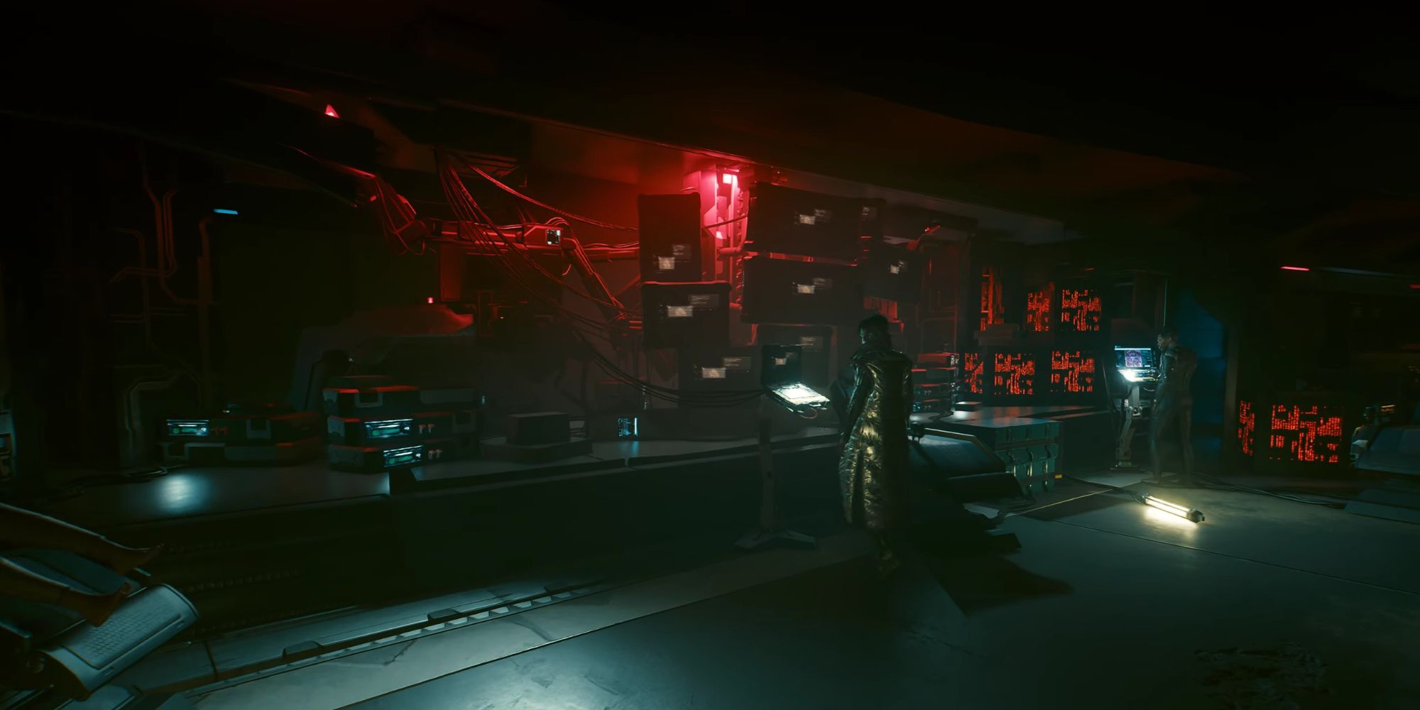 V mirando a Brigitte en el almacenamiento de datos de Voodoo Boys en Cyberpunk 2077.