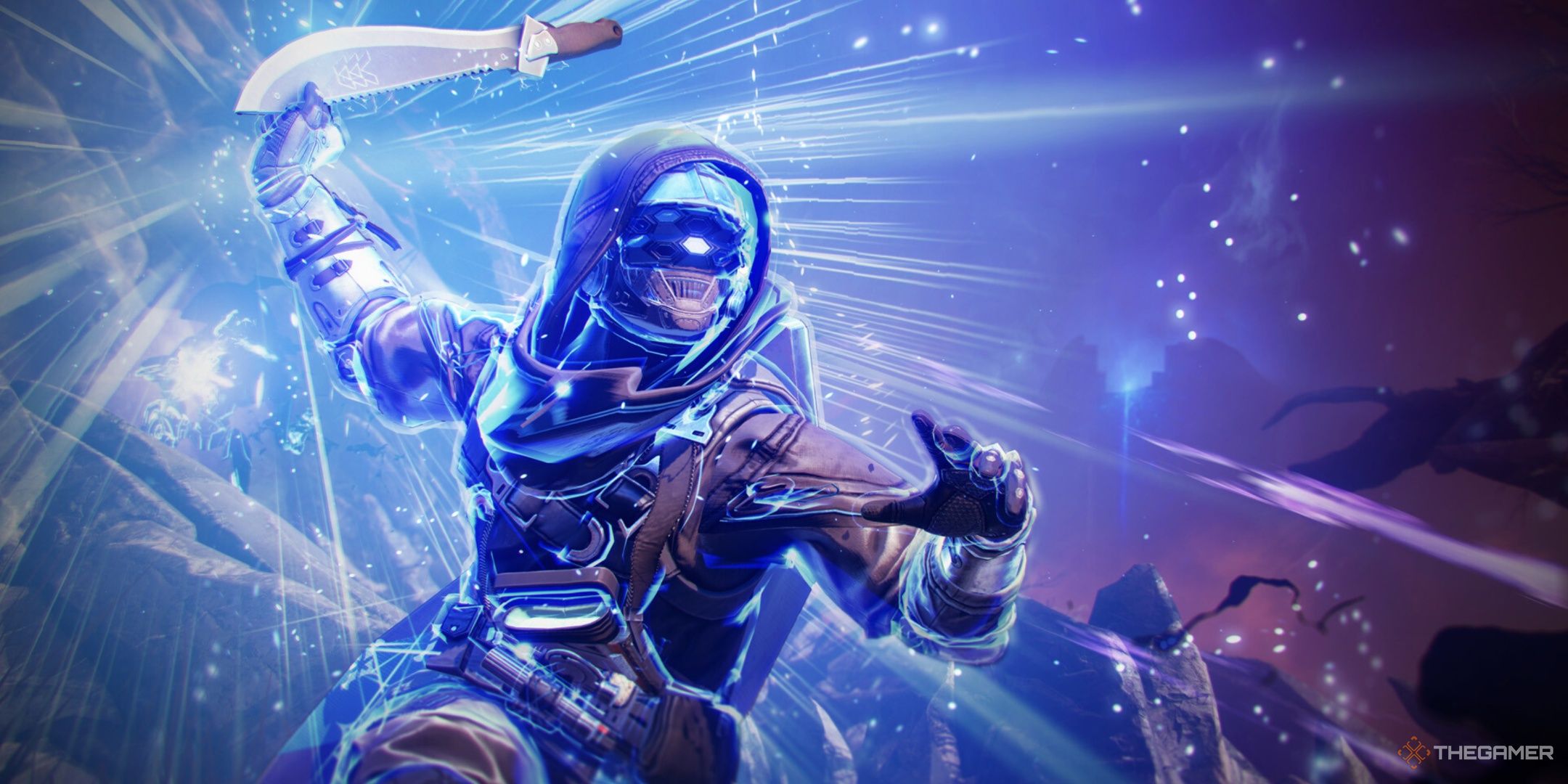 Un personaje de Destiny 2 sosteniendo un cuchillo de la hoja mientras brilla en azul.