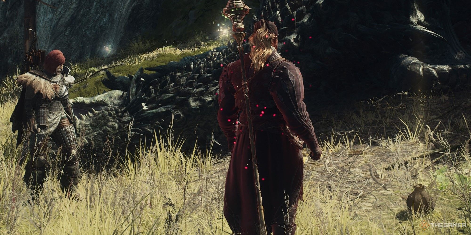 Jugador Arisen y un peón junto a un Drake muerto y una bolsa de objetos en el suelo en Dragon's Dogma 2.
