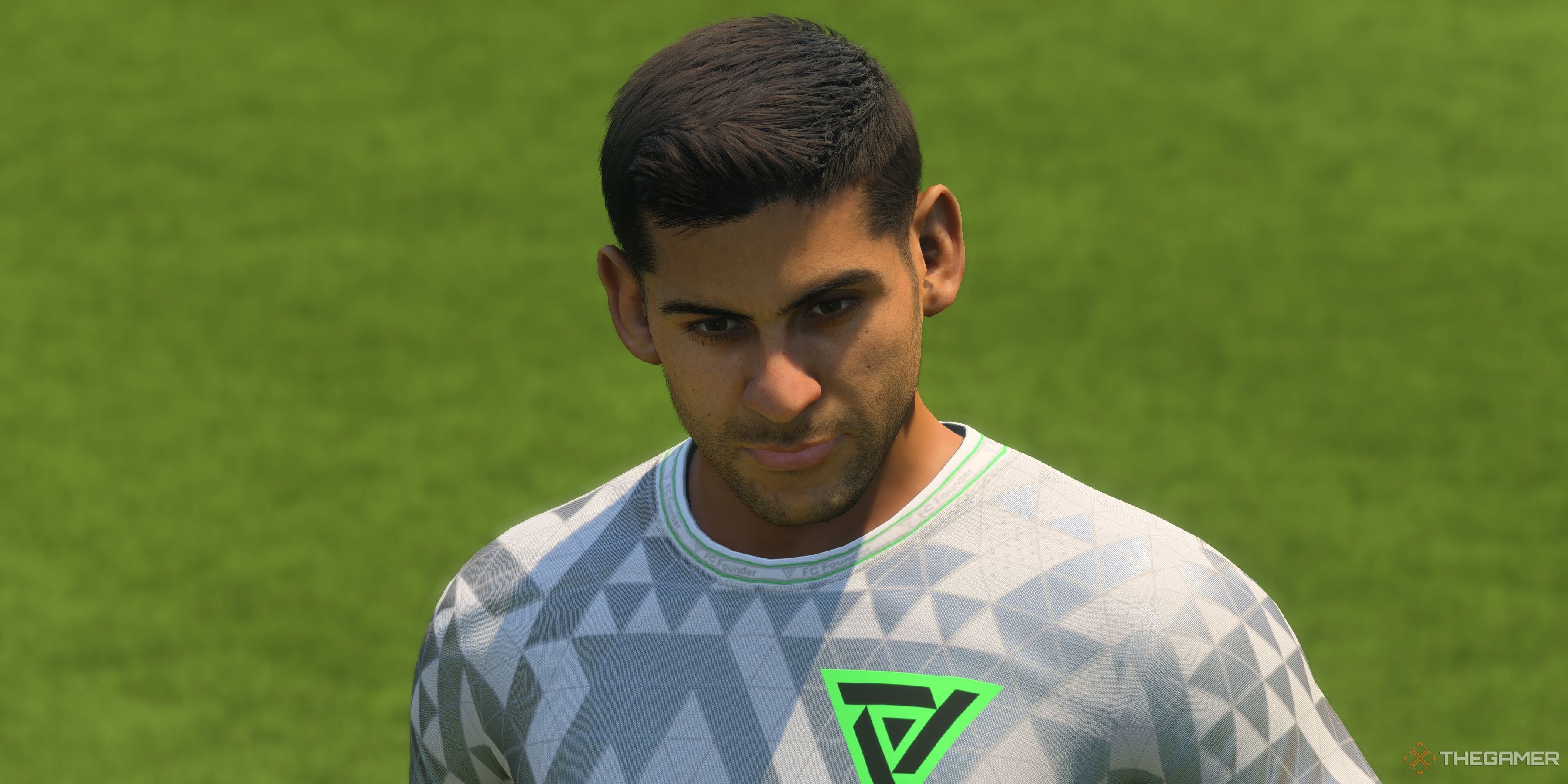 Cristian Romero observa un tiro libre en EA Sports FC 24.