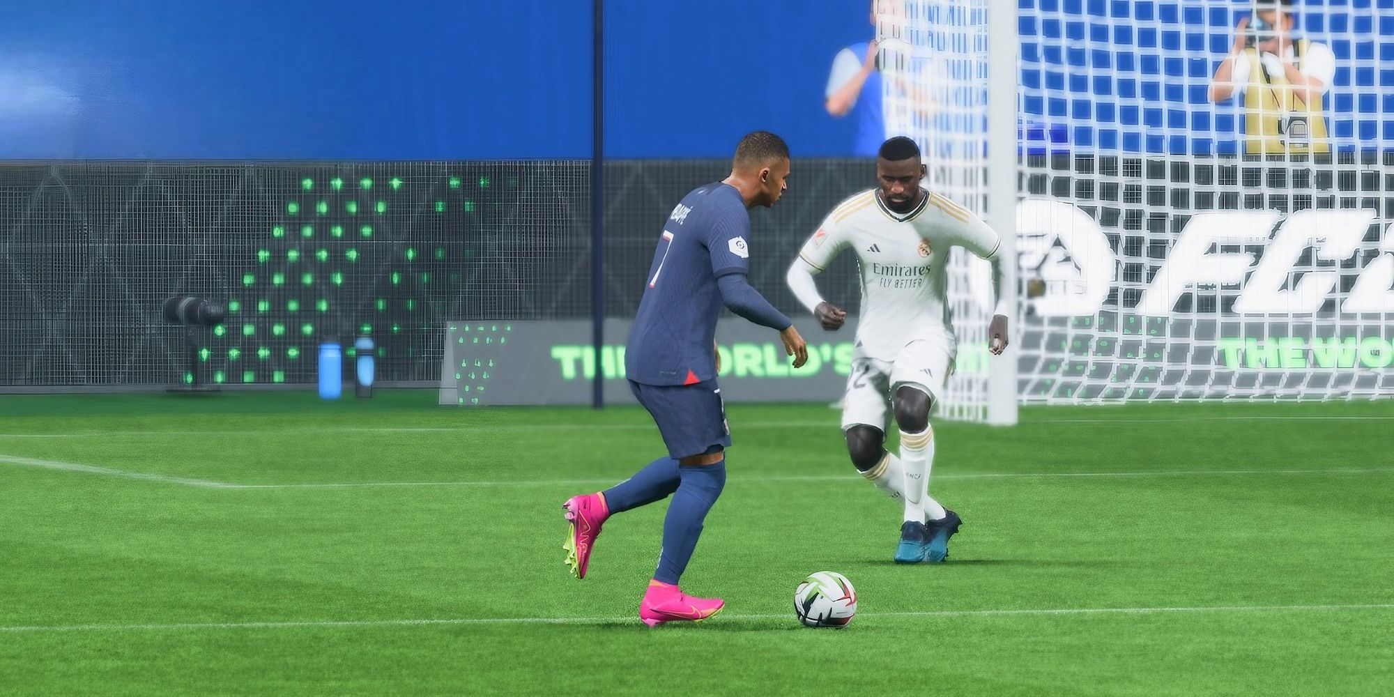 Mbappé realiza un sprint controlado contra Rüdiger