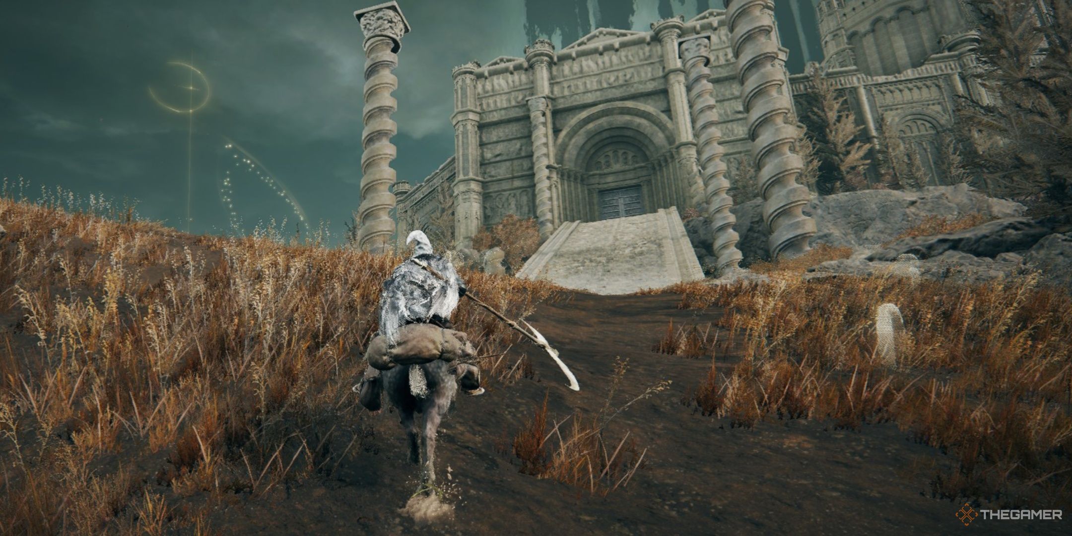 El jugador viaja en Torrent hacia las puertas del Asentamiento de la Torre Belurat en Elden Ring: Shadow of the Erdtree.
