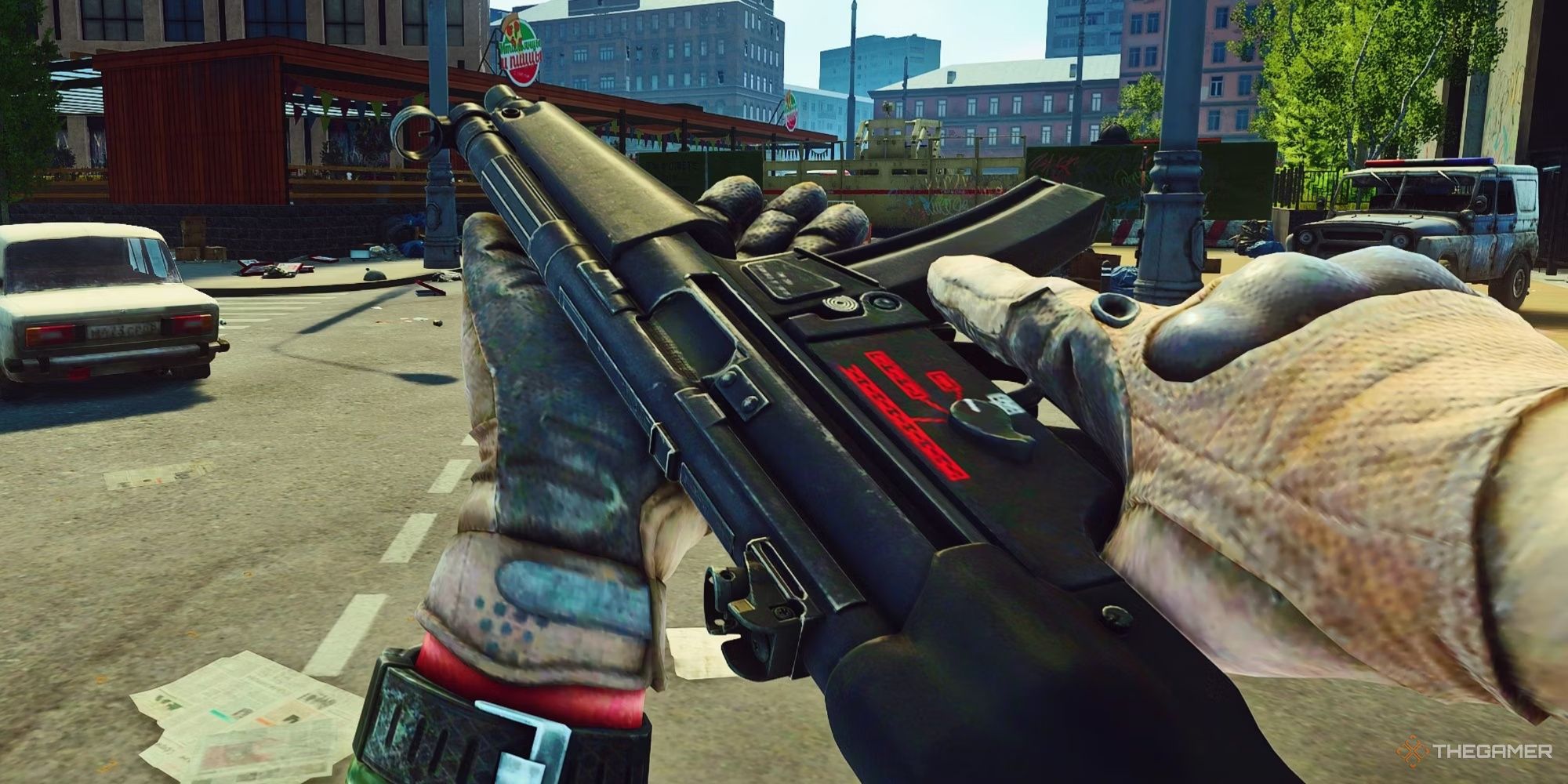 El jugador inspeccionando un MP5 en Escape From Tarkov