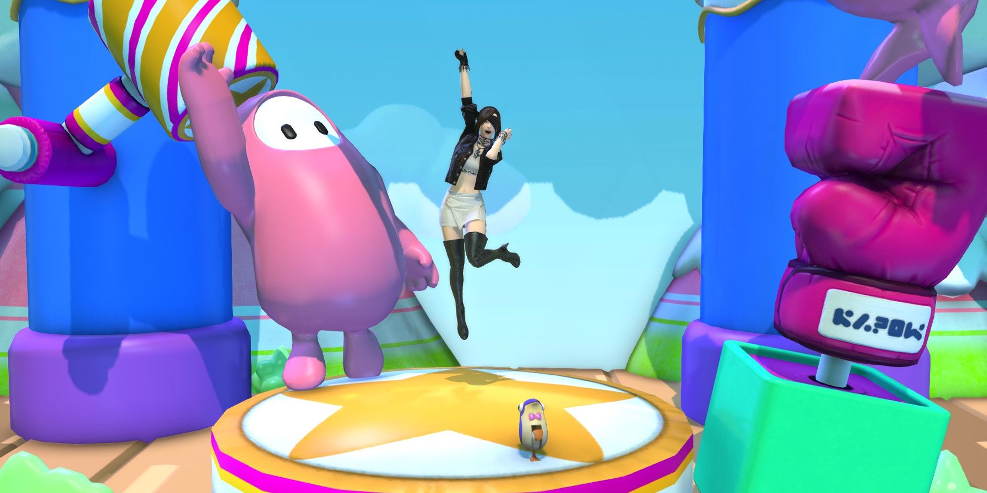 Un jugador saltando de alegría junto a la mascota de Fall Guys en Blunderville en Final Fantasy 14.