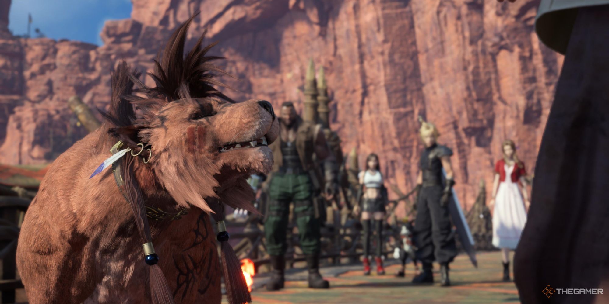 Red XIII mirando a sus amigos en la puerta principal de Cosmo Canyon en Final Fantasy 7 Rebirth.