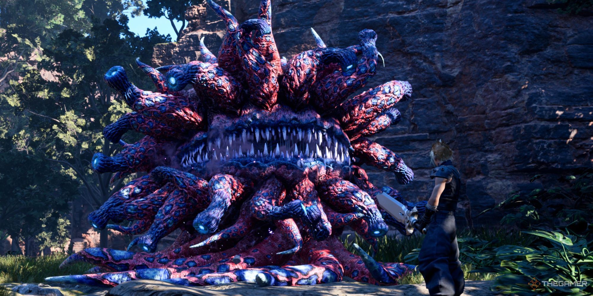 Cloud de pie ante el Gran Malboro en la región de Gongaga en Final Fantasy 7 Rebirth.