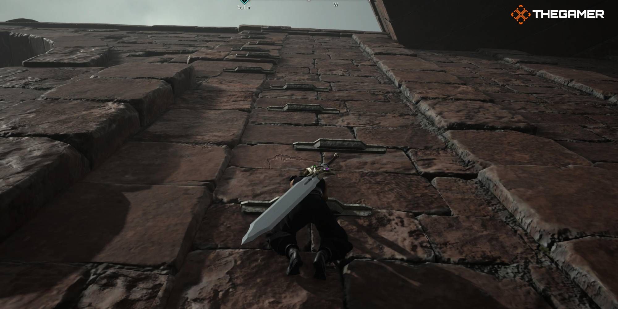 Imagen destacada de Cloud Strife escalando un muro en los pantanos de FF7 Rebirth