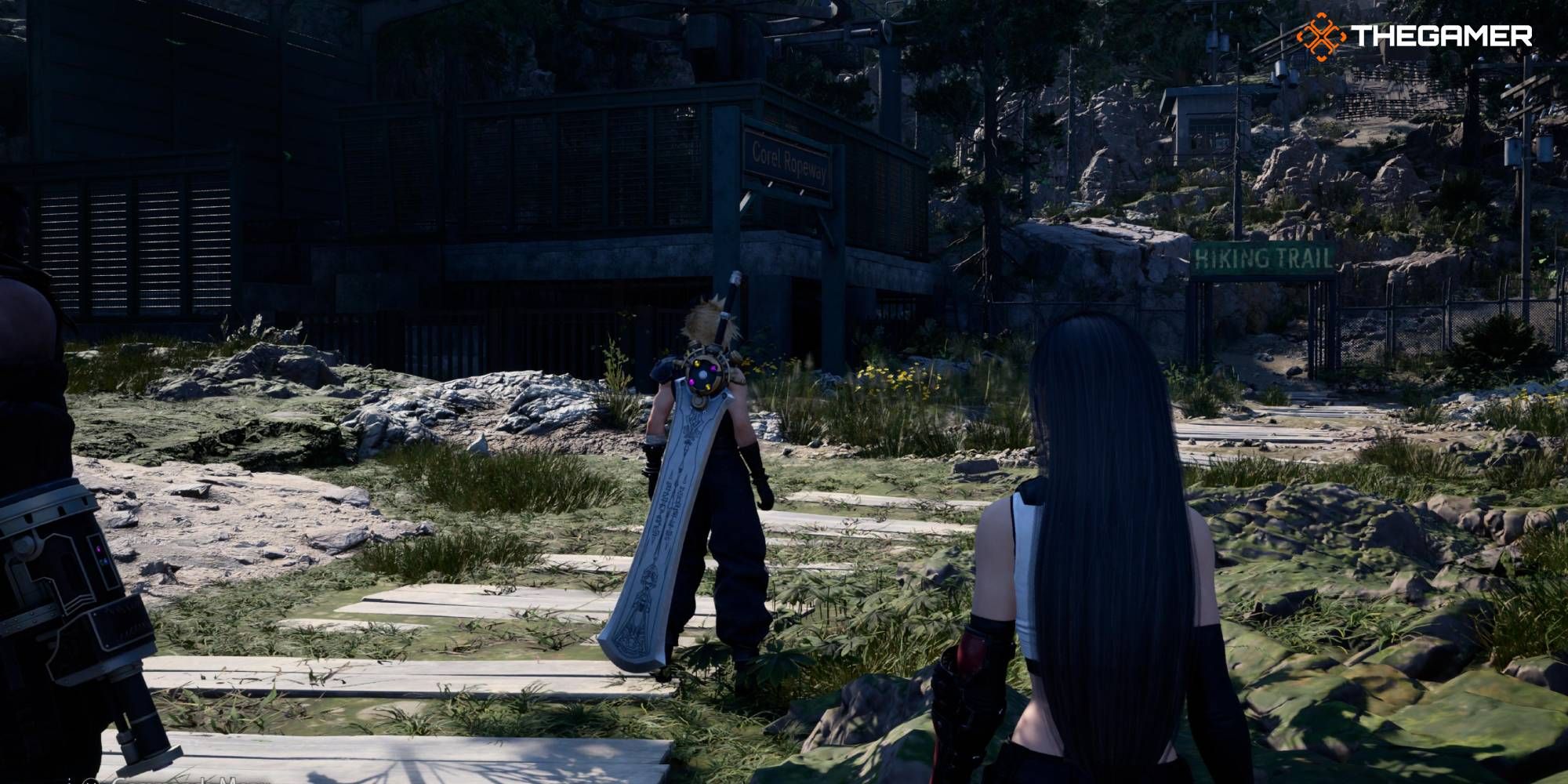 Cloud, Tifa y Barret se acercan a la señalización de la ruta de senderismo del Monte Corel en FF7 Rebirth