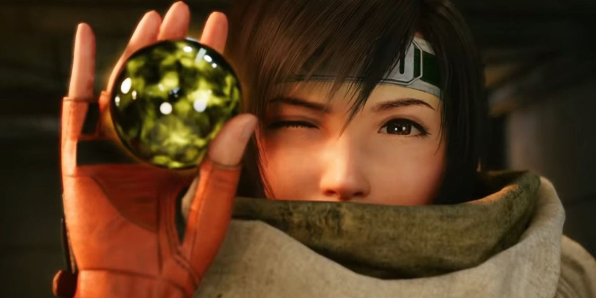 Yuffie sosteniendo un trozo de Materia Amarilla mientras le guiña un ojo a la cámara en Final Fantasy 7 Rebirth