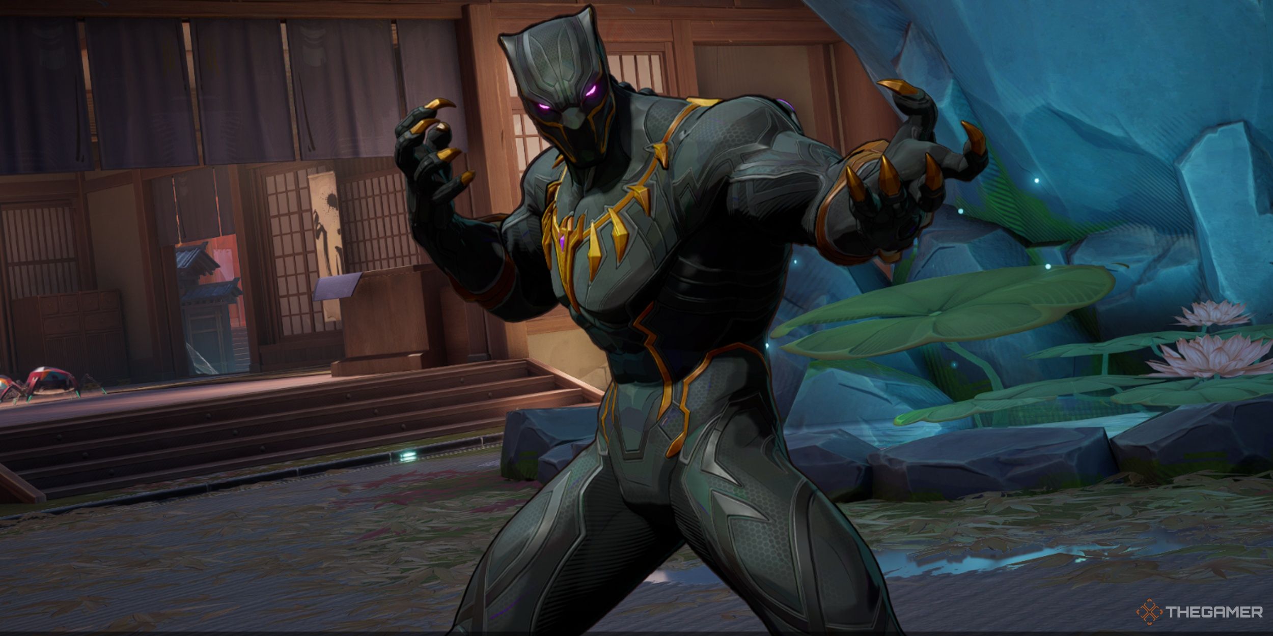 Pantera Negra posando con sus garras apuntando hacia afuera mientras está de pie frente a un pequeño estanque y washitsu en Marvel Rivals