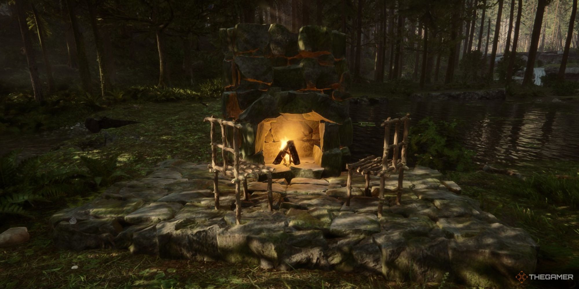 Una captura de pantalla de Sons of the Forest que muestra una chimenea de piedra sobre una pequeña plataforma de piedra con dos sillas hechas con palos inclinadas hacia ella.