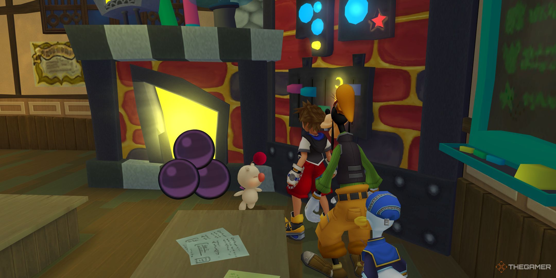 Sora hablando con Moogle del Taller de Objetos, que está cerca de tres íconos de material de síntesis en Kingdom Hearts Final Mix.