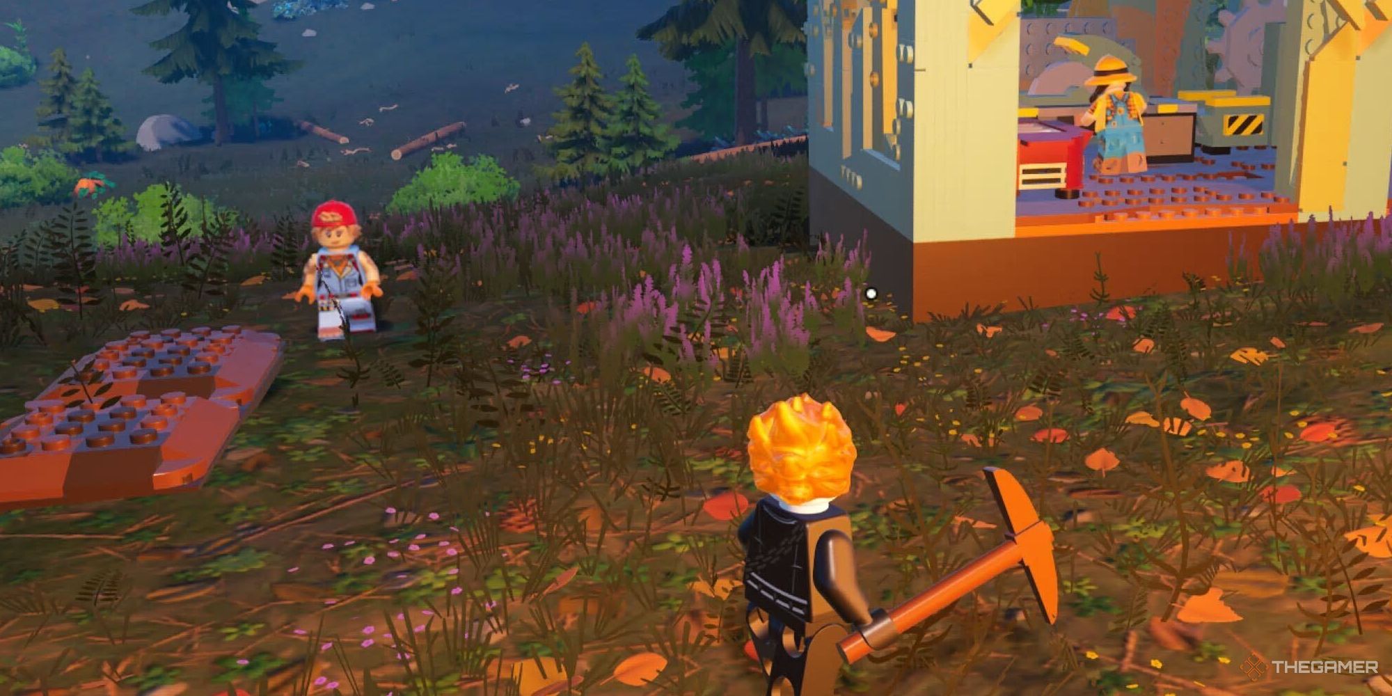 Una captura de pantalla de Lego Fortnite que muestra al personaje del jugador observando cómo dos NPC realizan su trabajo, uno en el banco de artesanía en una cabaña improvisada y el otro deambulando.