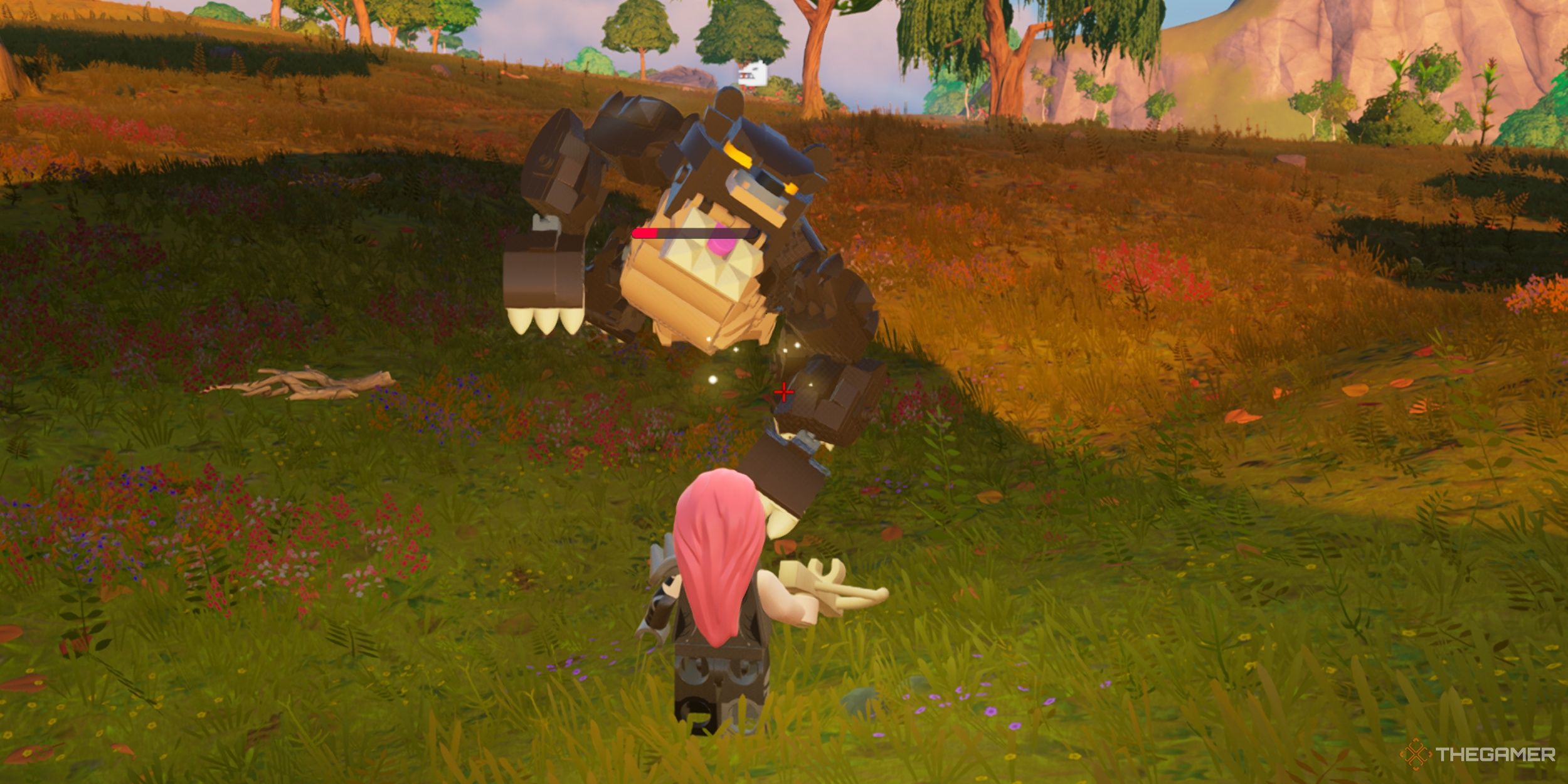 Una imagen de Lego Fortnite de un oso atacando al personaje jugable. 