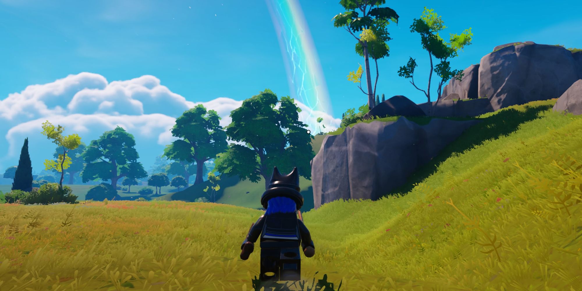 Un jugador corriendo hacia un arcoíris en Lego Fortnite.
