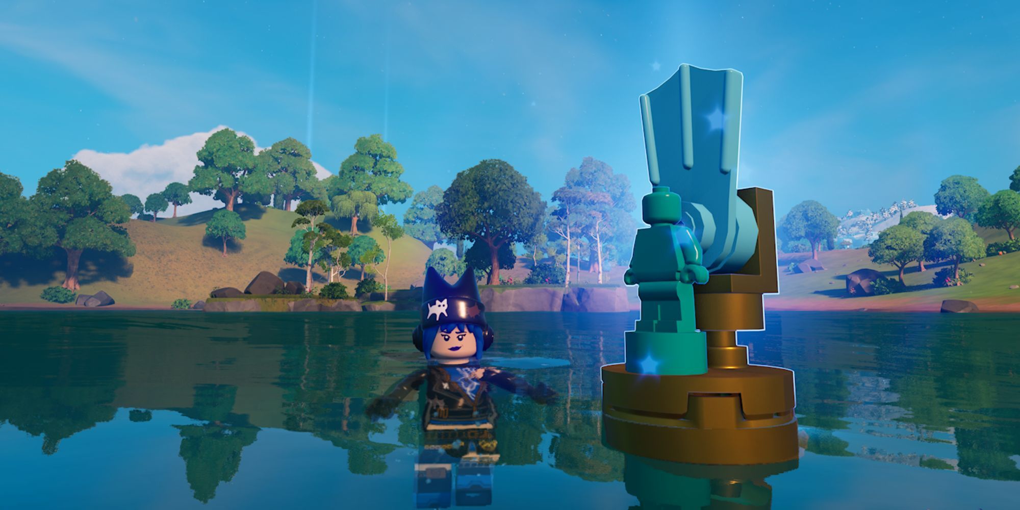 Un jugador nadando junto al amuleto rompeolas en un lago de pastizales en Lego Fortnite.