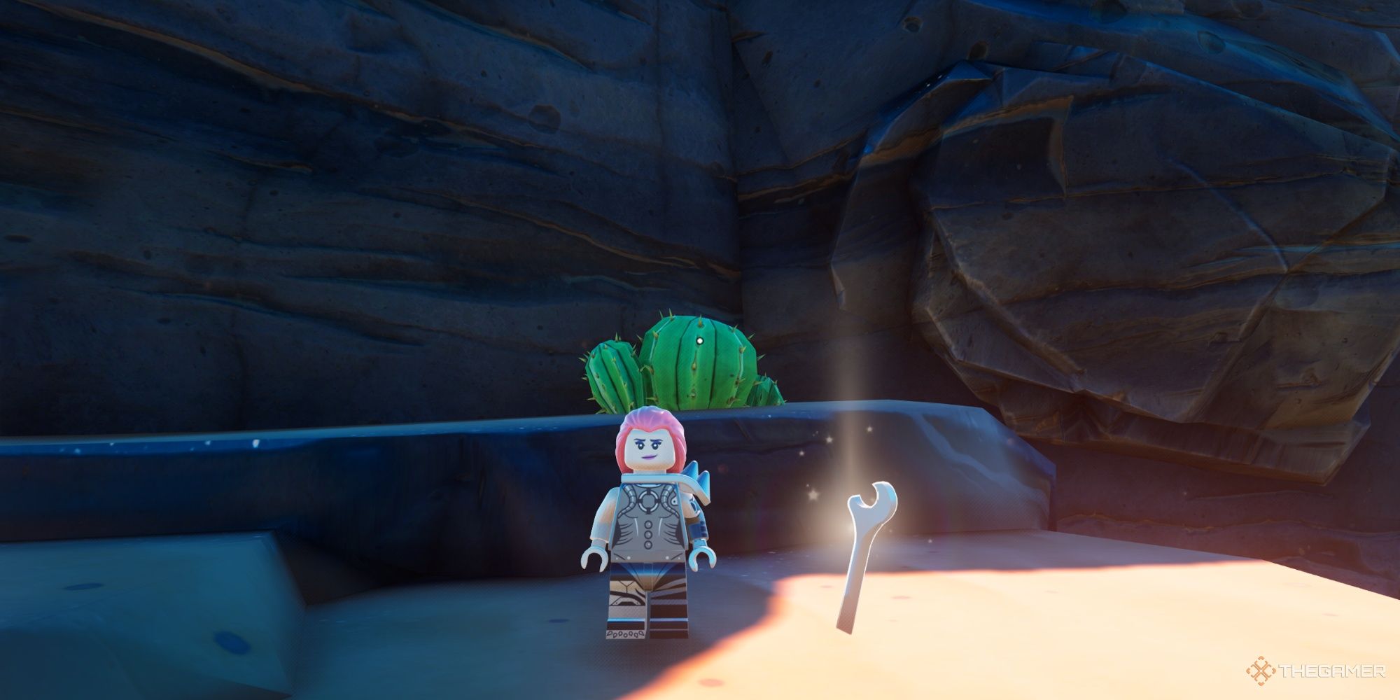 Una imagen de Lego Fortnite del personaje jugable parado junto a la Llave Inglesa.