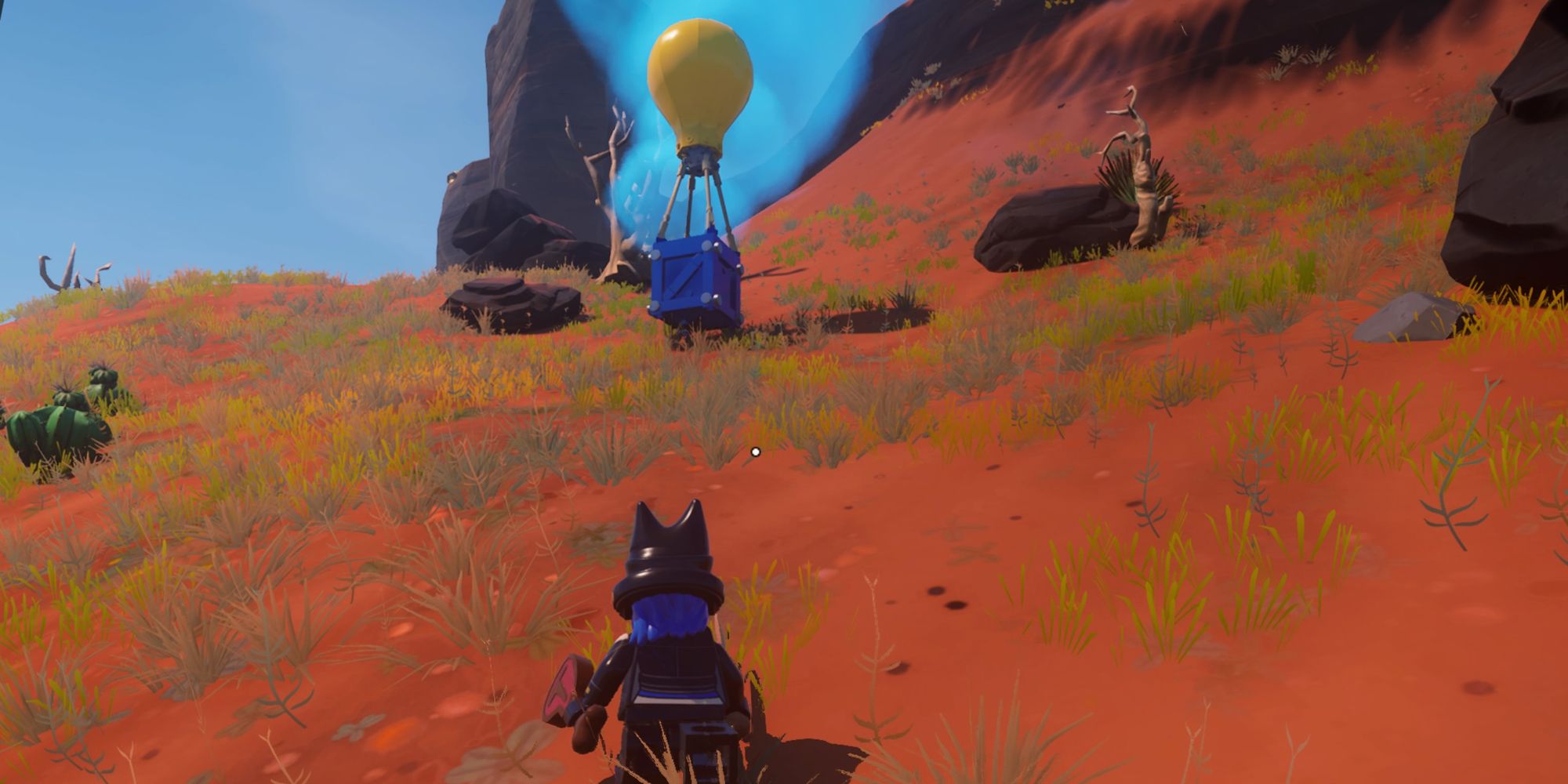 Un jugador acercándose a una entrega de suministros en Lego Fortnite.
