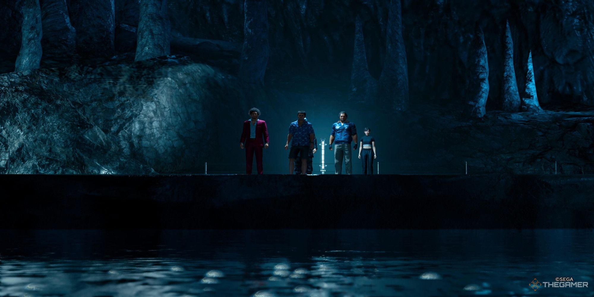 Una captura de pantalla de Like a Dragon Infinite Wealth que muestra a Ichiban, Tomizawa, Joonghi, Adachi y Chitose parados en una plataforma elevada detrás de un agua burbujeante en primer plano. 