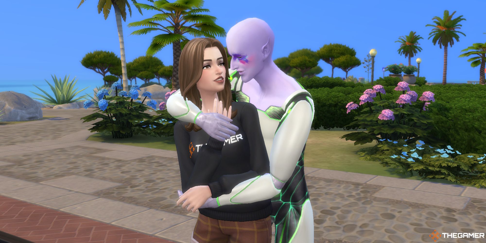 Dos Sims posando juntos en la calle