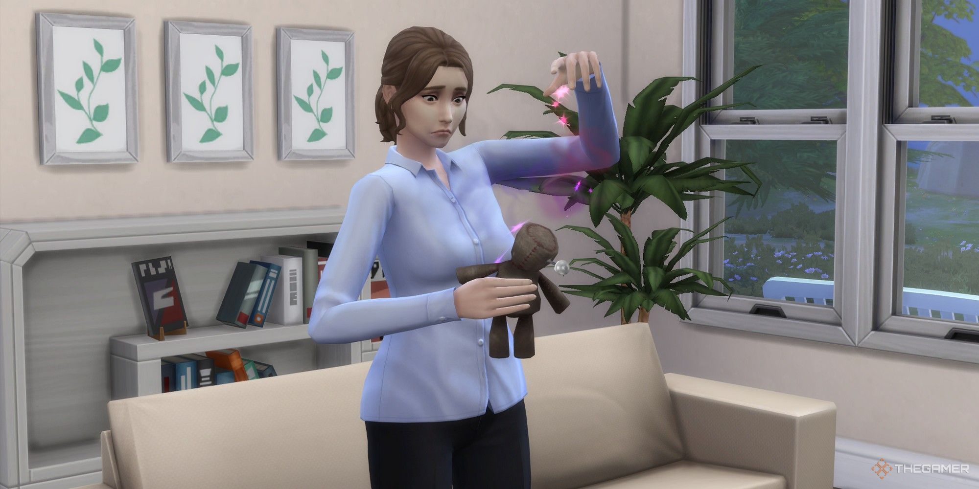 una sim femenina usando un muñeco vudú en la sala de estar sims 4 muñeco vudú ts4