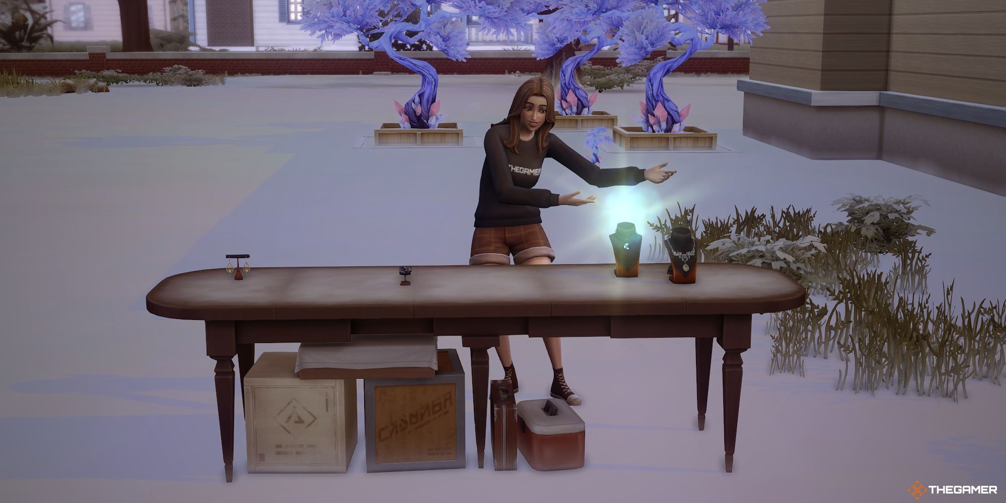 Un Sim atiende su mesa de joyería para vender artesanías.