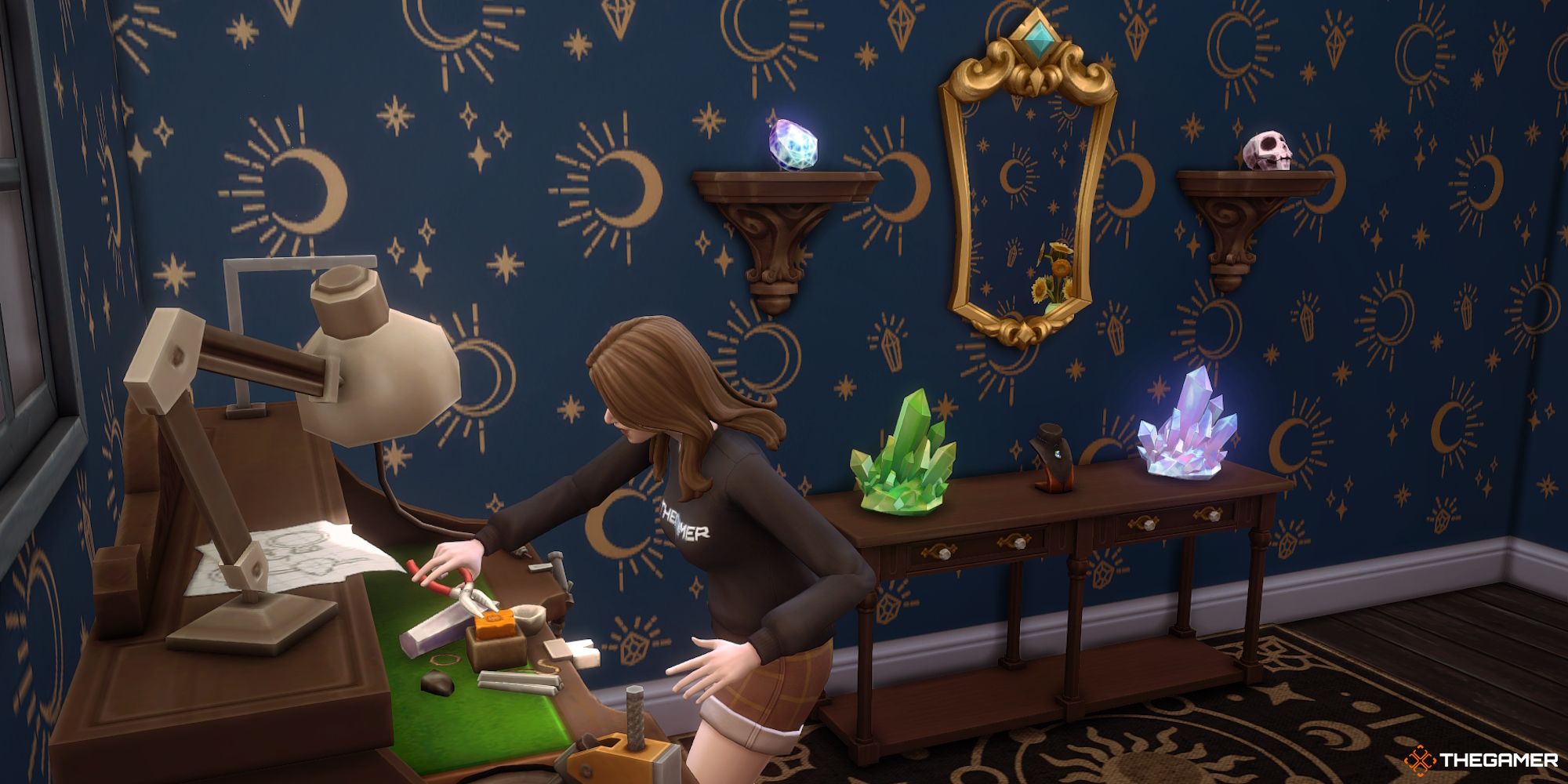 Un Sim practica la habilidad Gemología en su sala de gemas.