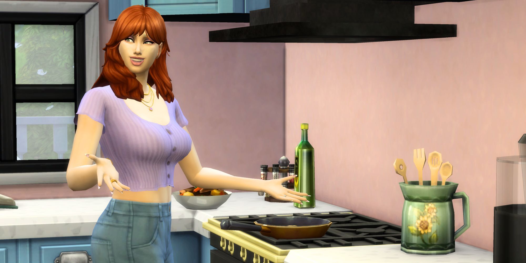 Una Sim femenina con cabello rojo de longitud media se encuentra frente a una estufa mientras cocina una tortilla.