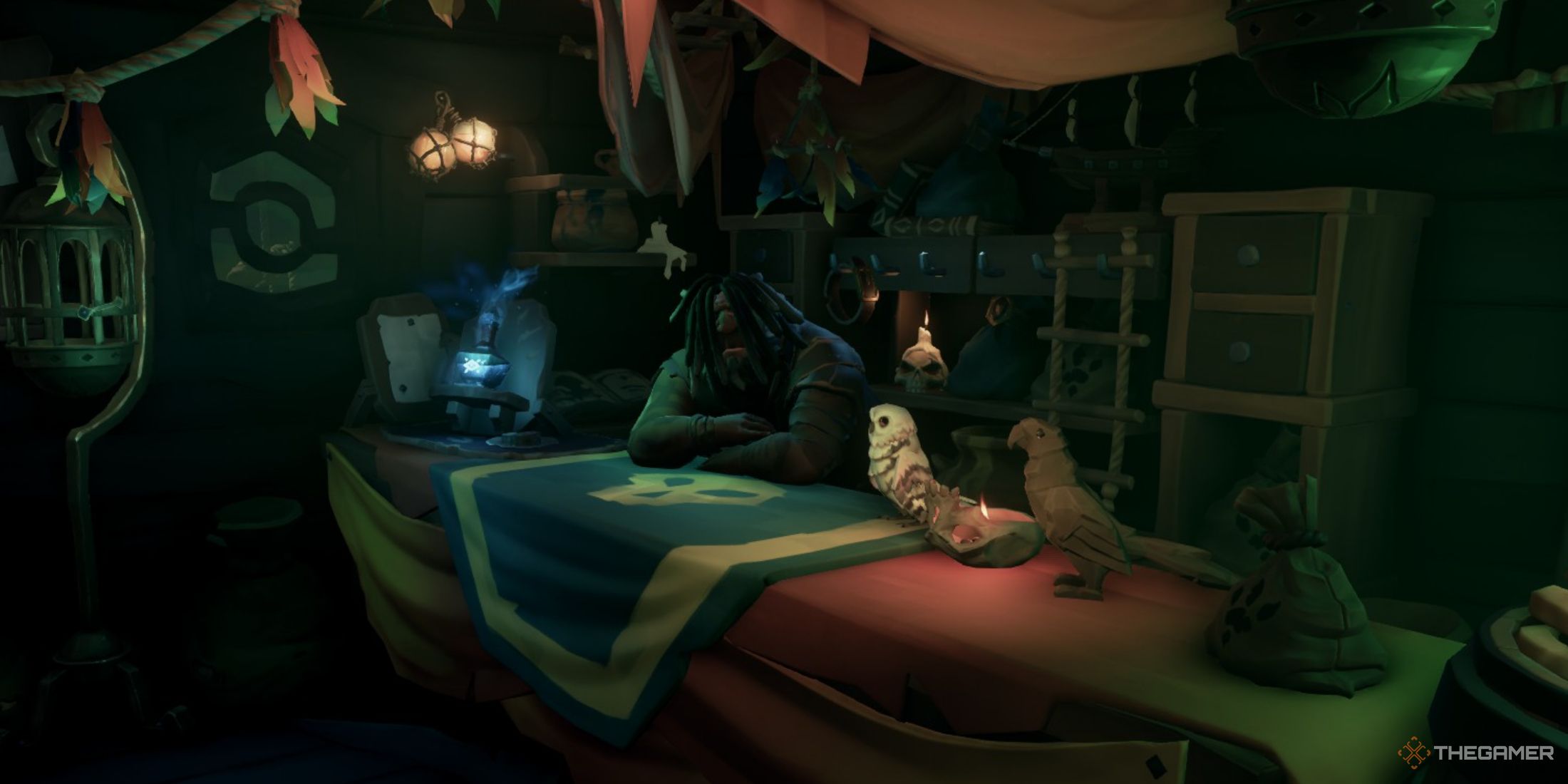 Una captura de pantalla de Sea of ​​Thieves que muestra The Pirate's Emporium, con un gran pirata detrás del mostrador, loros y búhos en el mostrador frente a él.  El pirata tiene locomotoras oscuras y gruesas que oscurecen su rostro a excepción de una nariz grande y bulbosa.