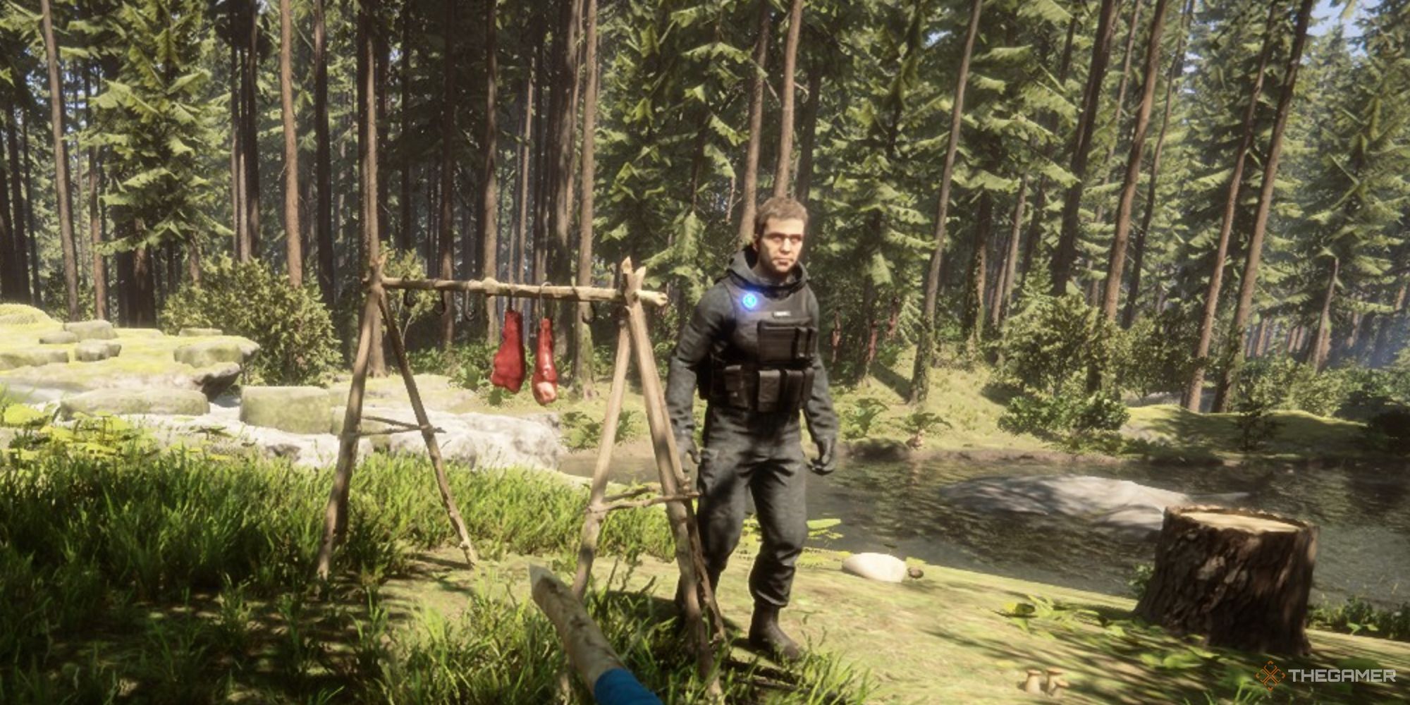 Una captura de pantalla de Sons of the Forest que muestra a Kelvin parado junto a un tendedero con dos trozos de carne encima.