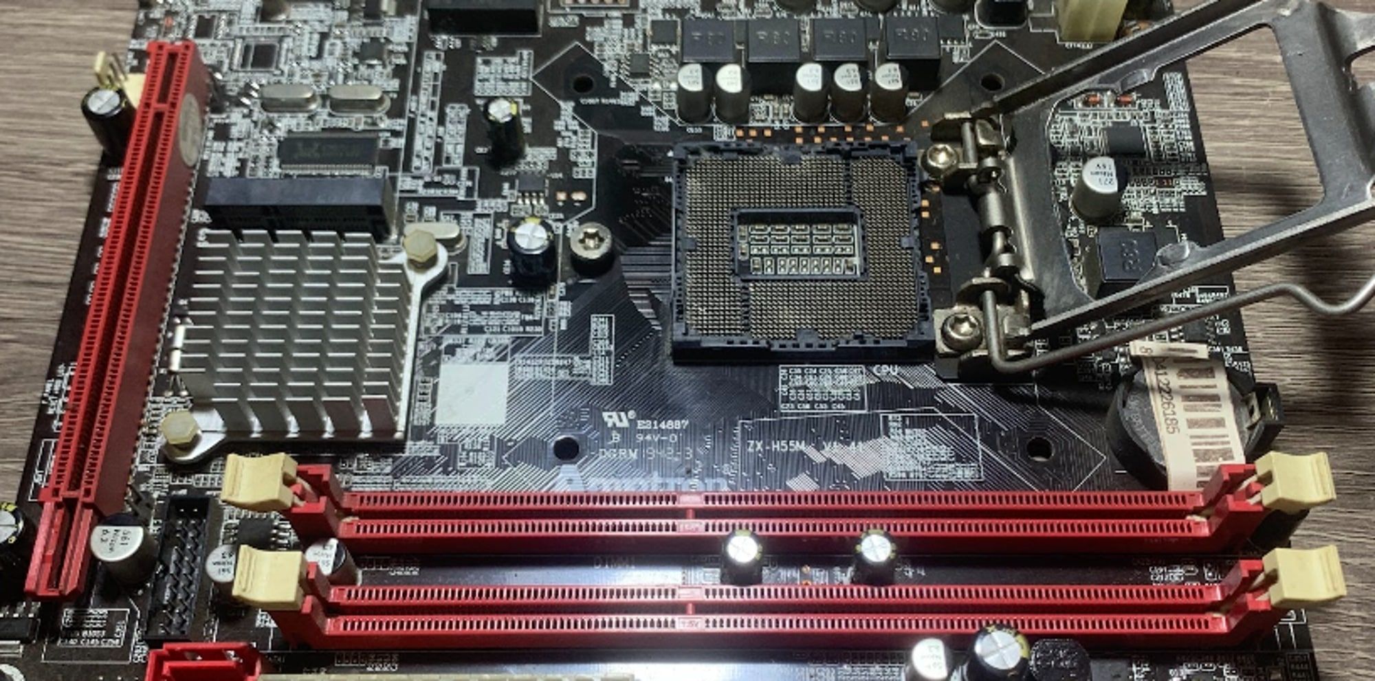 placa base con zócalo de CPU y RAM