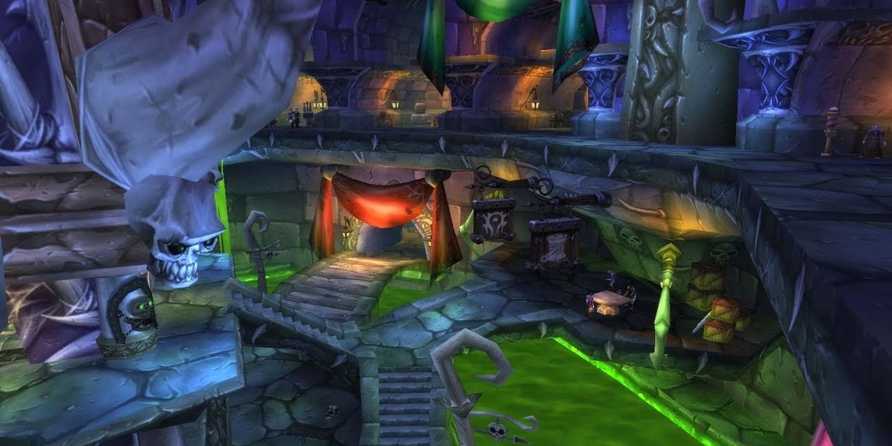 Interior de Entrañas, Claros de Tirisfal en el clásico World of Warcraft, con vista al banco y a los vendedores en el círculo interno de la ciudad.